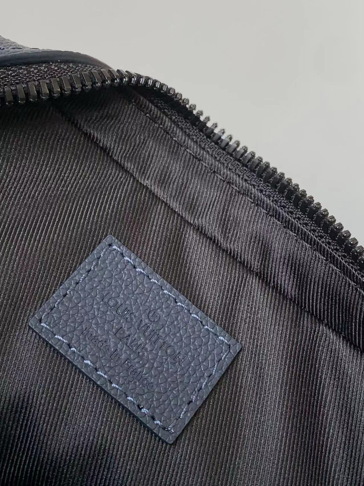 Louis Vuitton M46604 Men Shoulder Bags Size 25*18.5*7cm