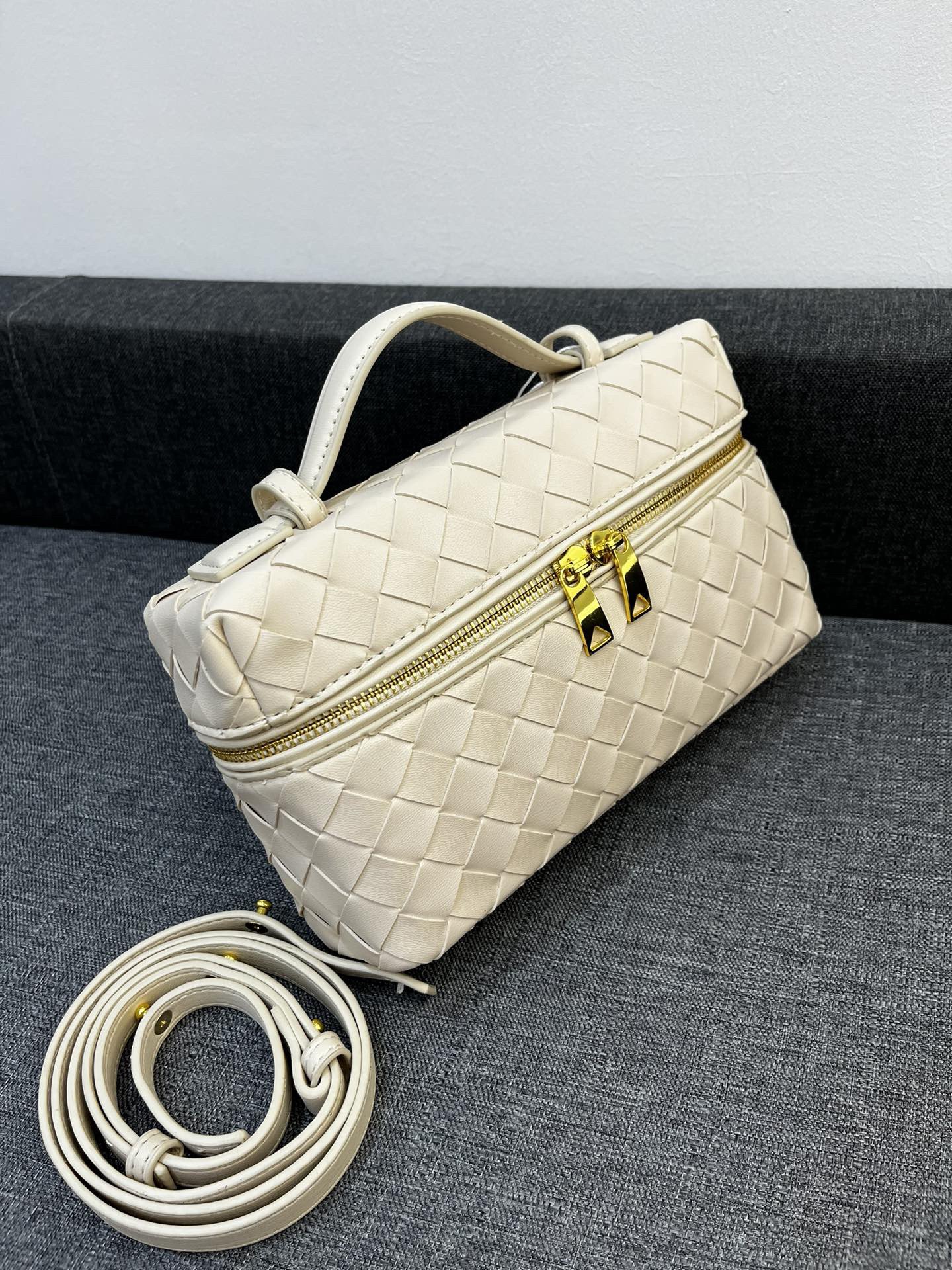 Bottega Veneta Vanity Case Shoulder Bags 24*13*6cm