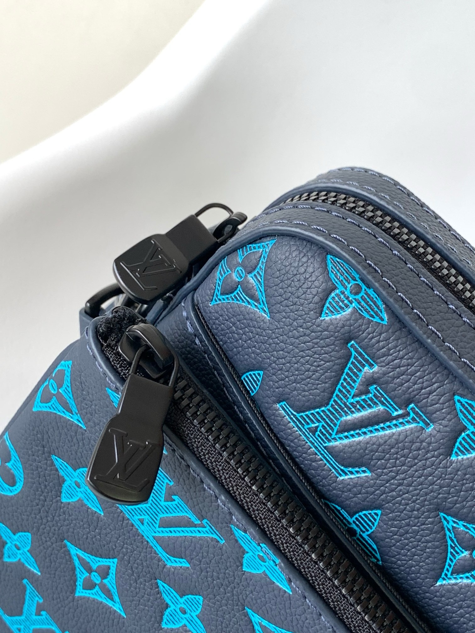 Louis Vuitton M46604 Men Shoulder Bags Size 25*18.5*7cm