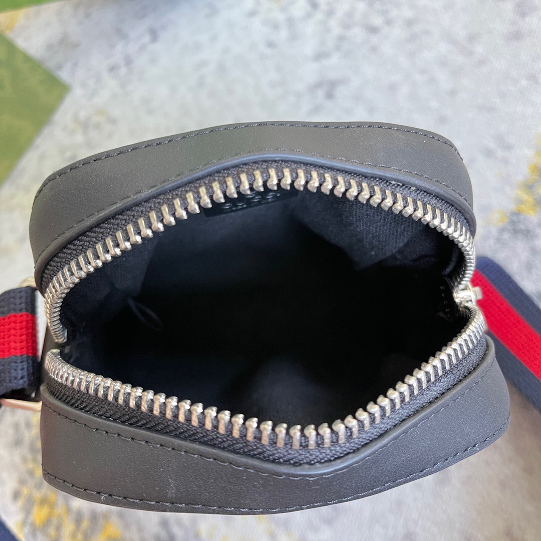 Gucci GG Supreme Black Messenger Bags for Men Size 18*14.5*6cm