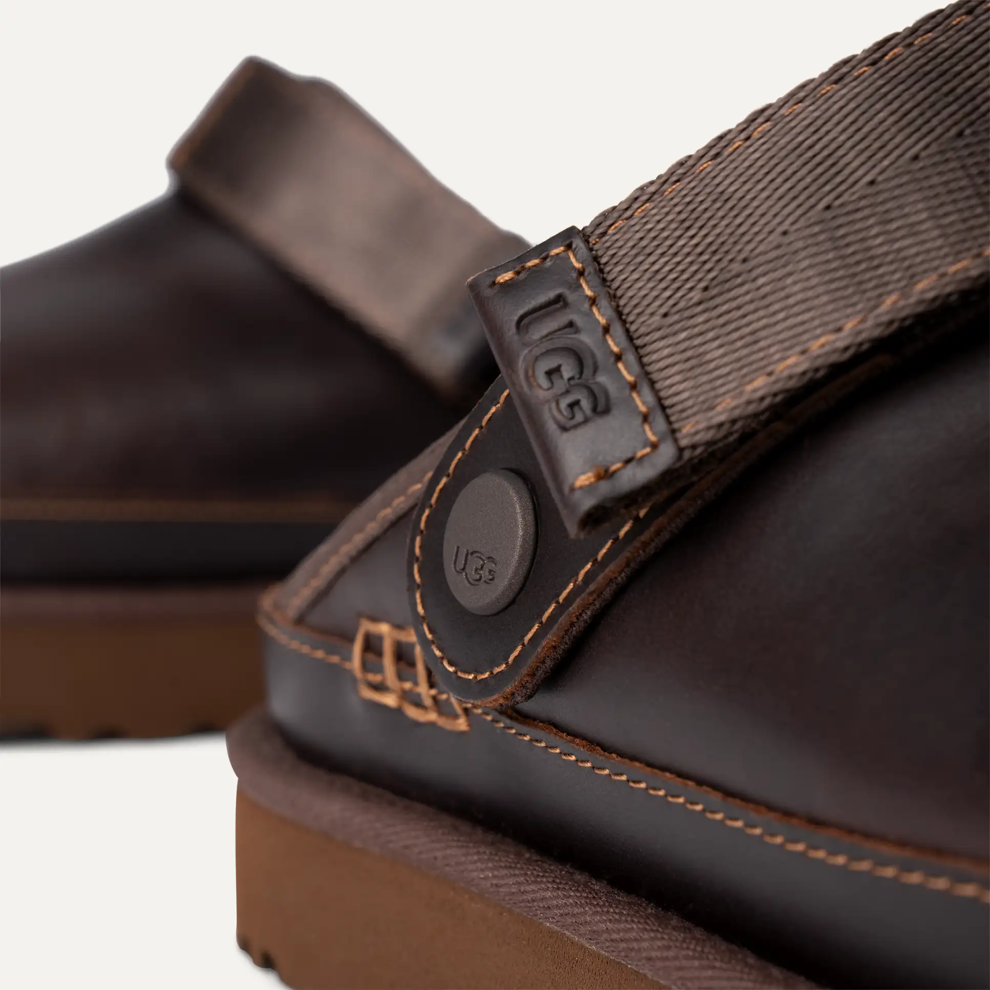 UGG Women's Goldenstar Clog Leather Regen