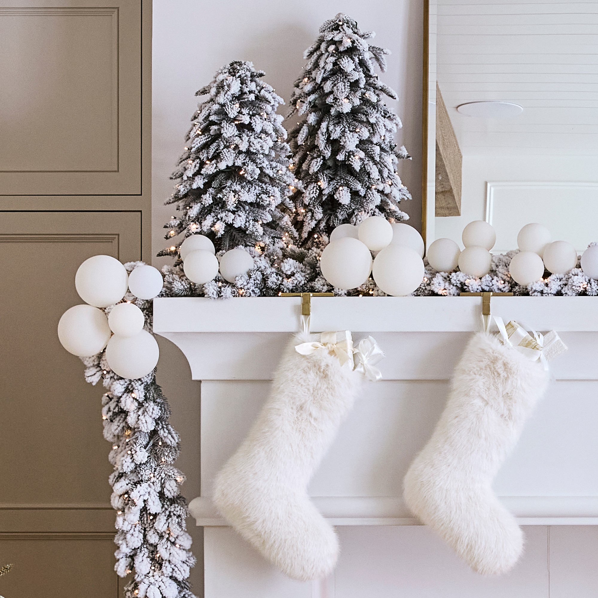 Jeff Leatham x Williams Sonoma Winter White Flocked Pre-Lit Wreath & Garland