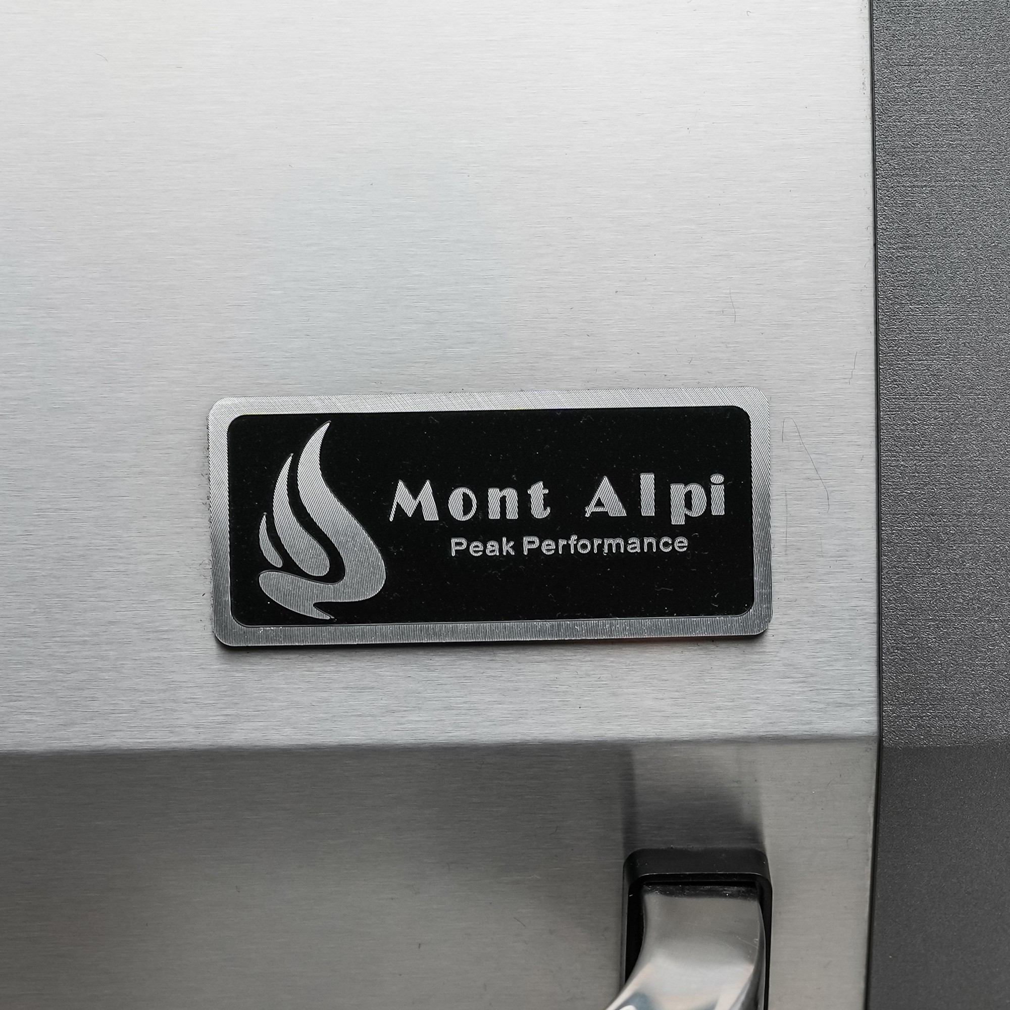 Mont Alpi 805 Deluxe Island with Fridge
