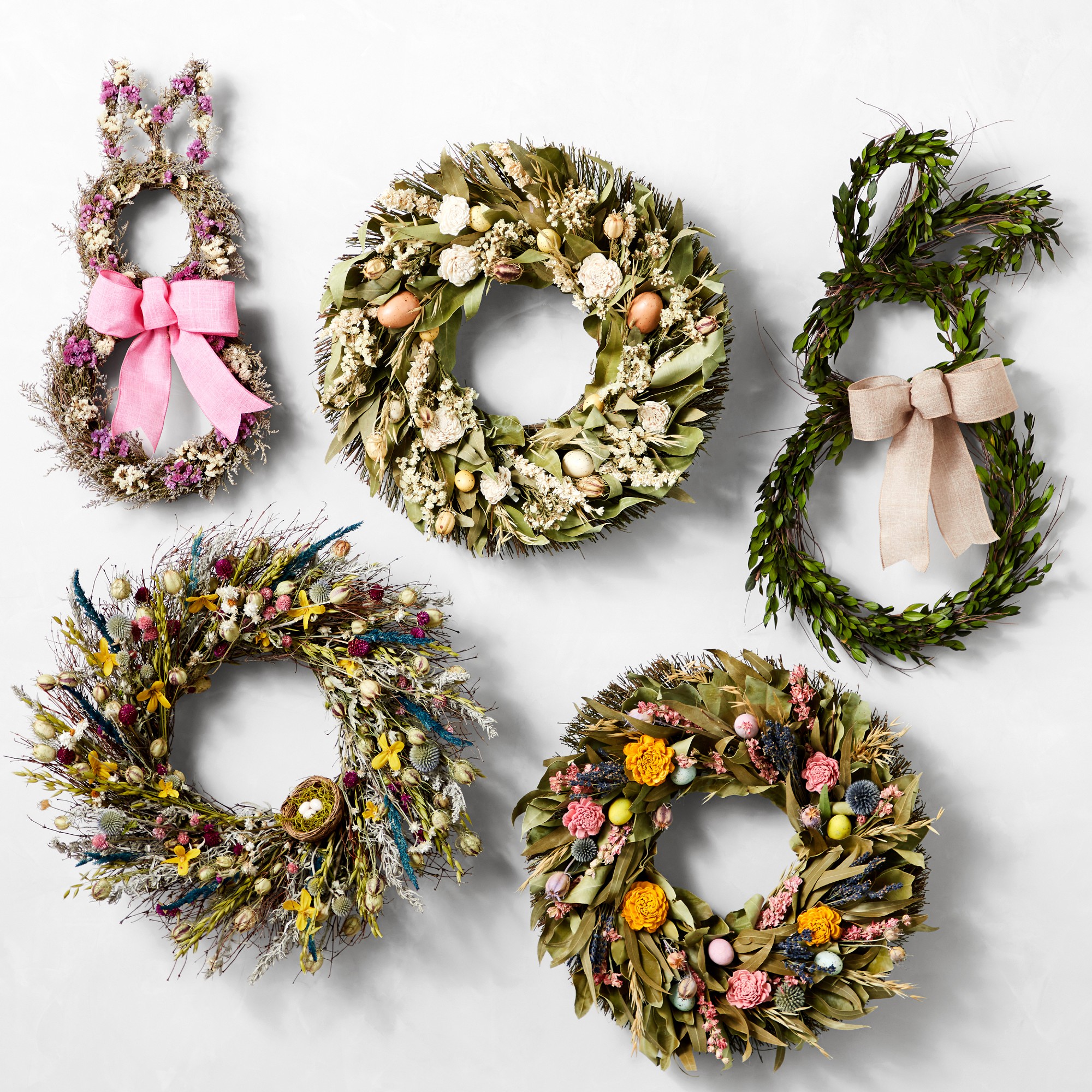 Sitting Garden Bunny Live Wreath, 28