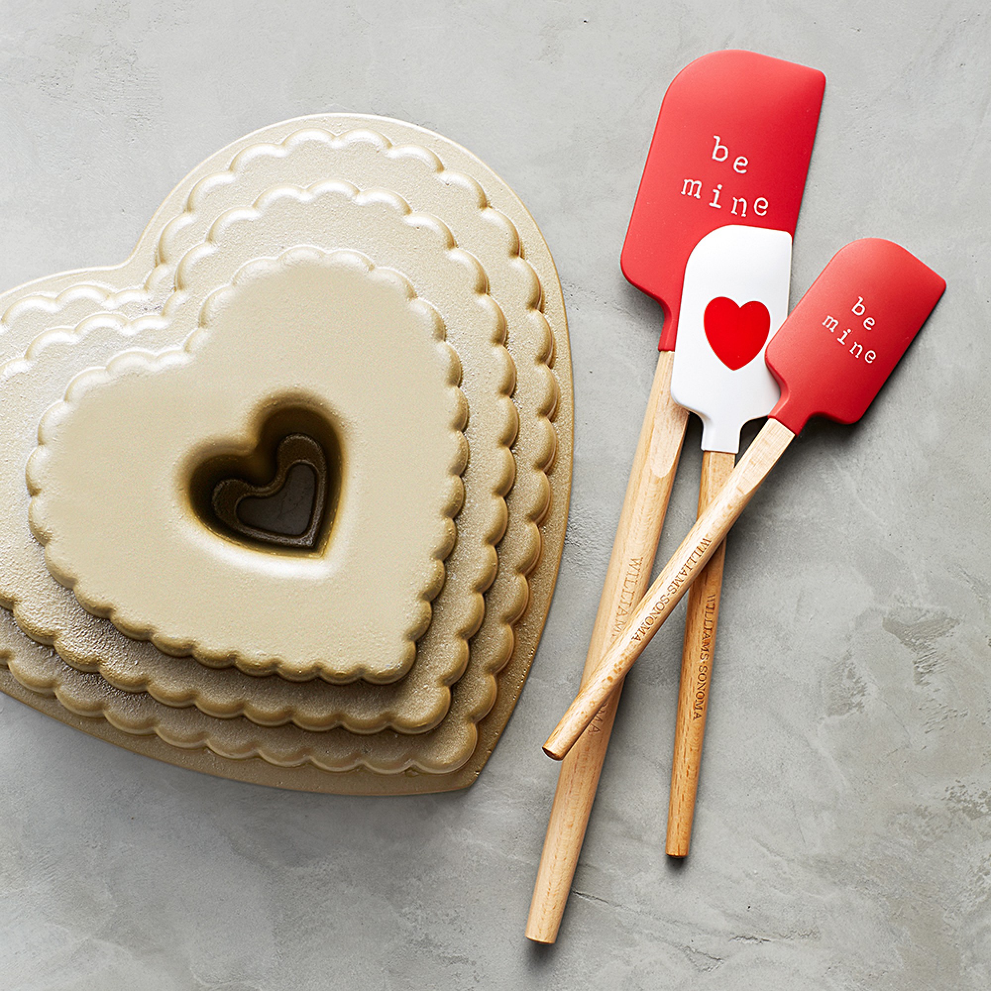 Nordic Ware Nonstick Cast Aluminum Scallop Heart Bundt® Cake Pan