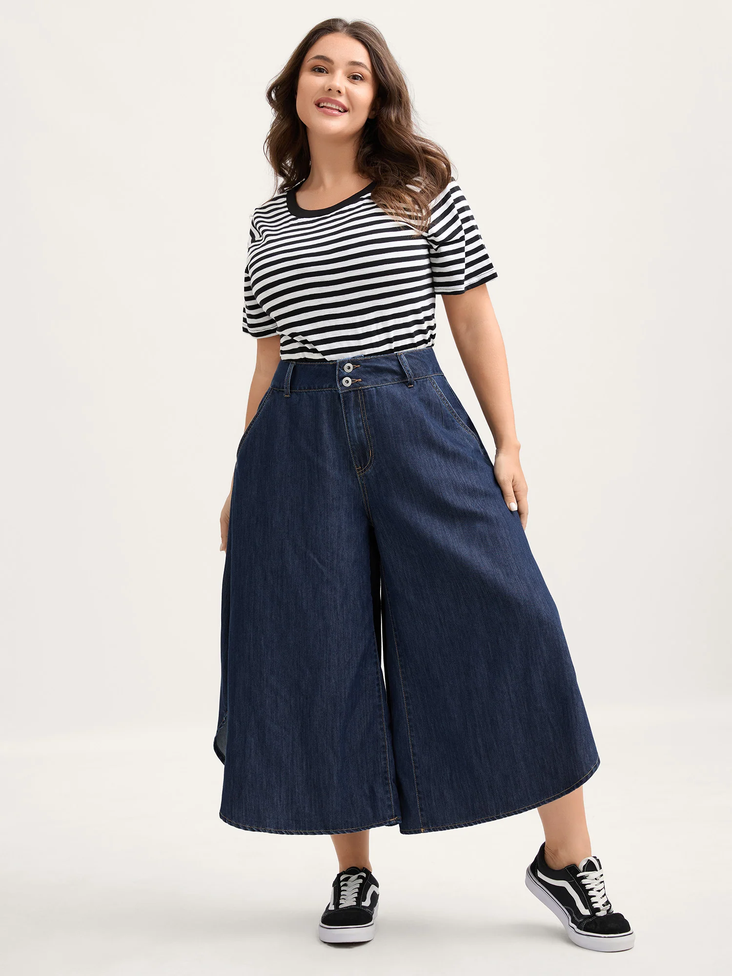 Wavy Hem Detail Wide-Leg Jeans