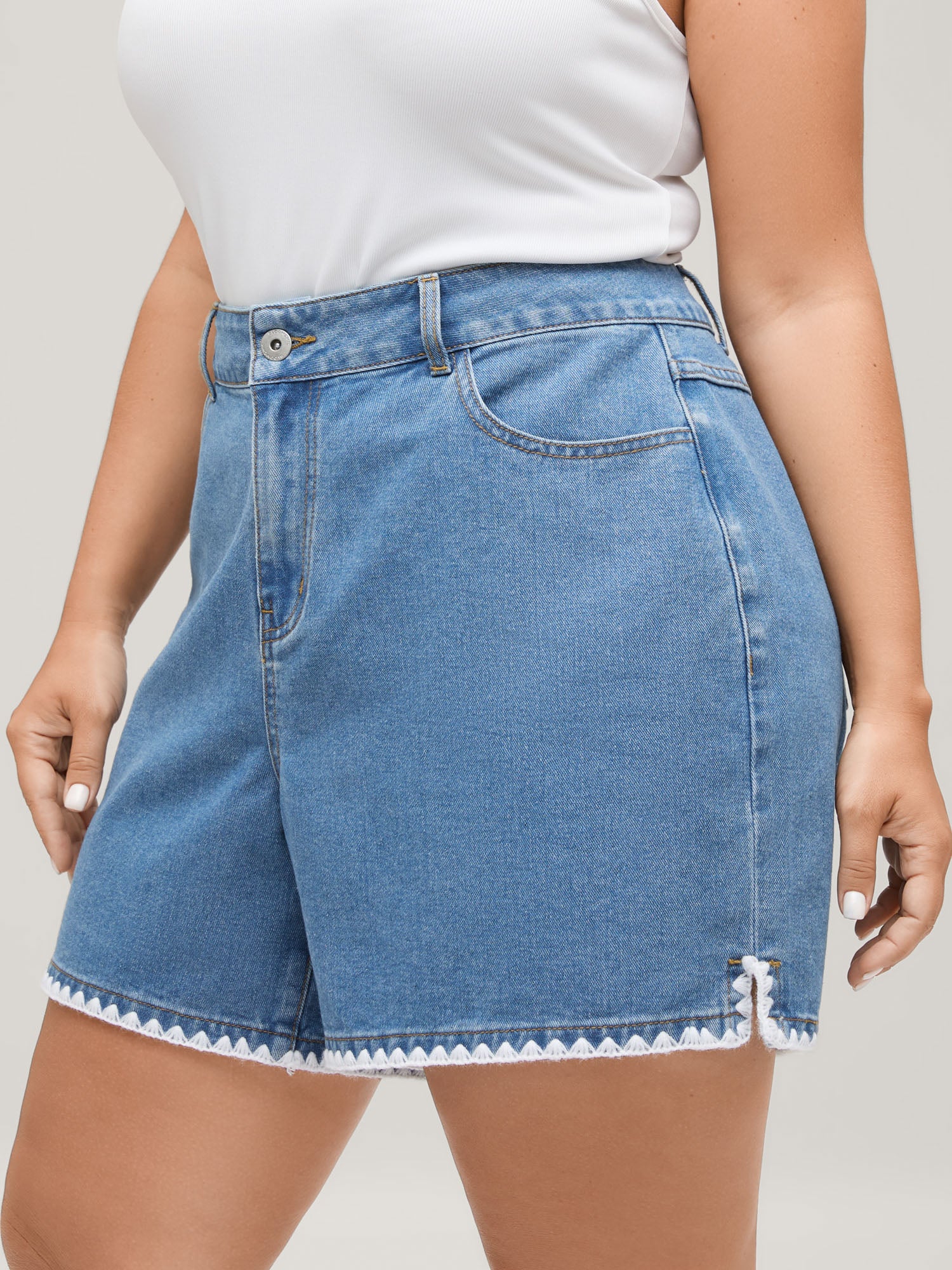 Embroidered Hem Wide-Leg Denim Shorts
