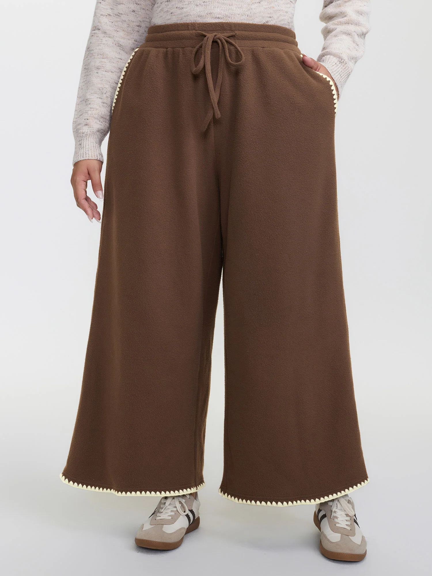 Shell Shaped Embroidery Contrast Pants