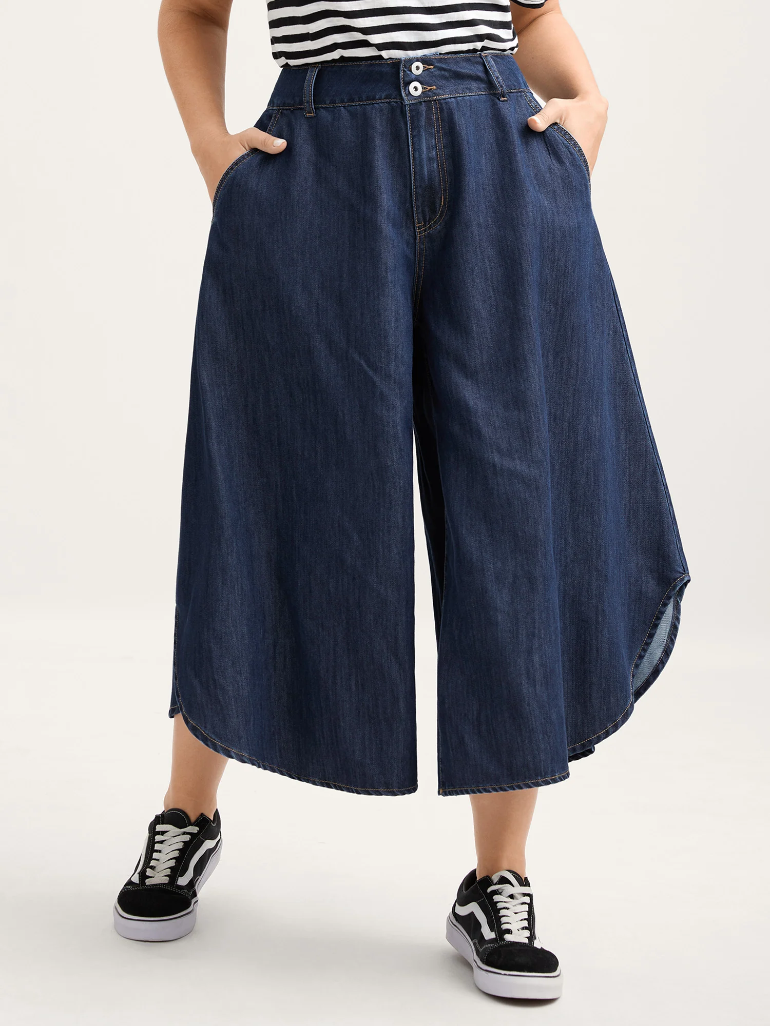 Wavy Hem Detail Wide-Leg Jeans