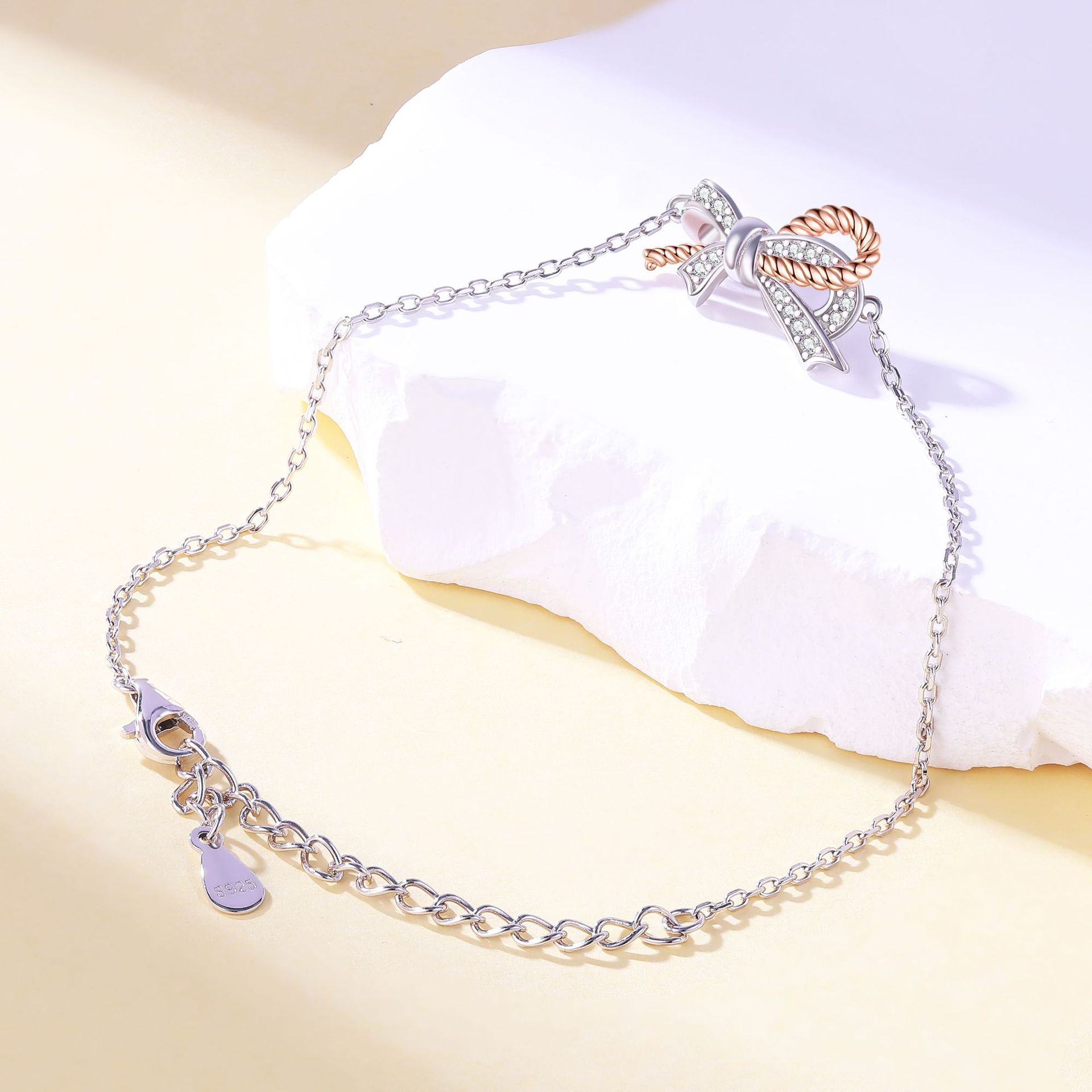 S925 Silver Twisted Bow Bracelet – Stylish and Feminine Jewelry Piece for an Elegant Wrist Look