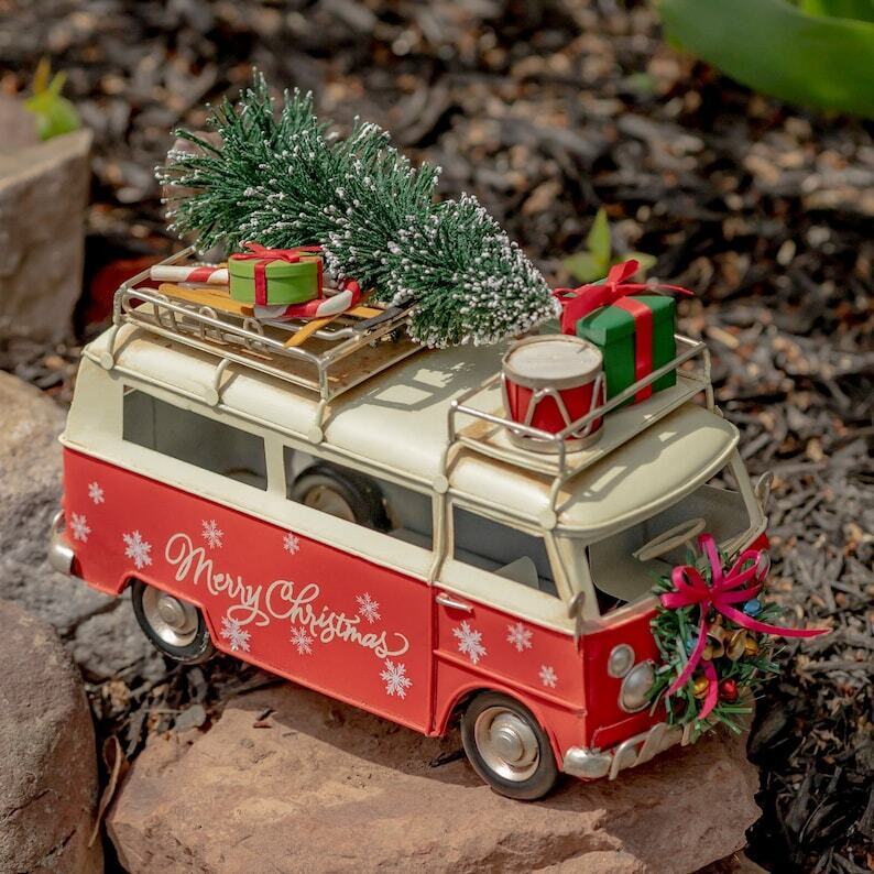 1970a s Inspired Christmas Bus with Wreath & Gifts