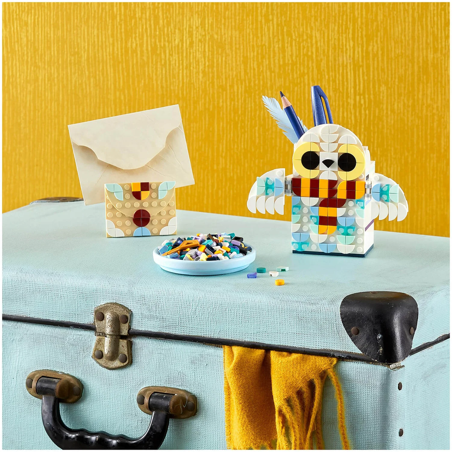 LEGO DOTS: Hedwig™ Pencil Holder (41809)