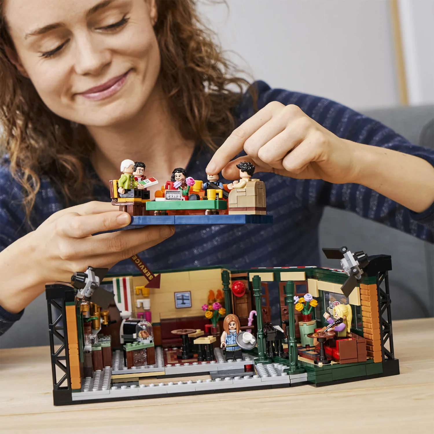 LEGO Ideas: Central Perk Friends: TV Show Collector Set (21319)