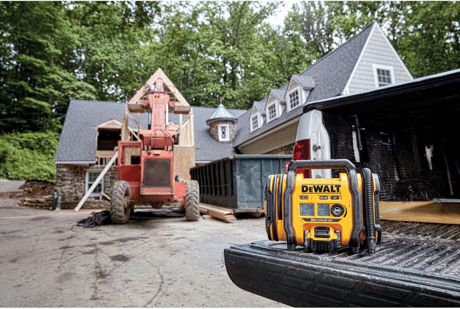 DEWALT Tire Inflator Portable Air Compressor 20V MAX, Car Air Pump with Automatic Shut Off, LED Light, Tool Only (DCC020IB)